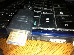 HDMIケーブルとパソコンのHDMI端子