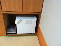 かにの宿　丸世井　ミニバー用１ドアタイプ冷蔵庫（冷凍あり）